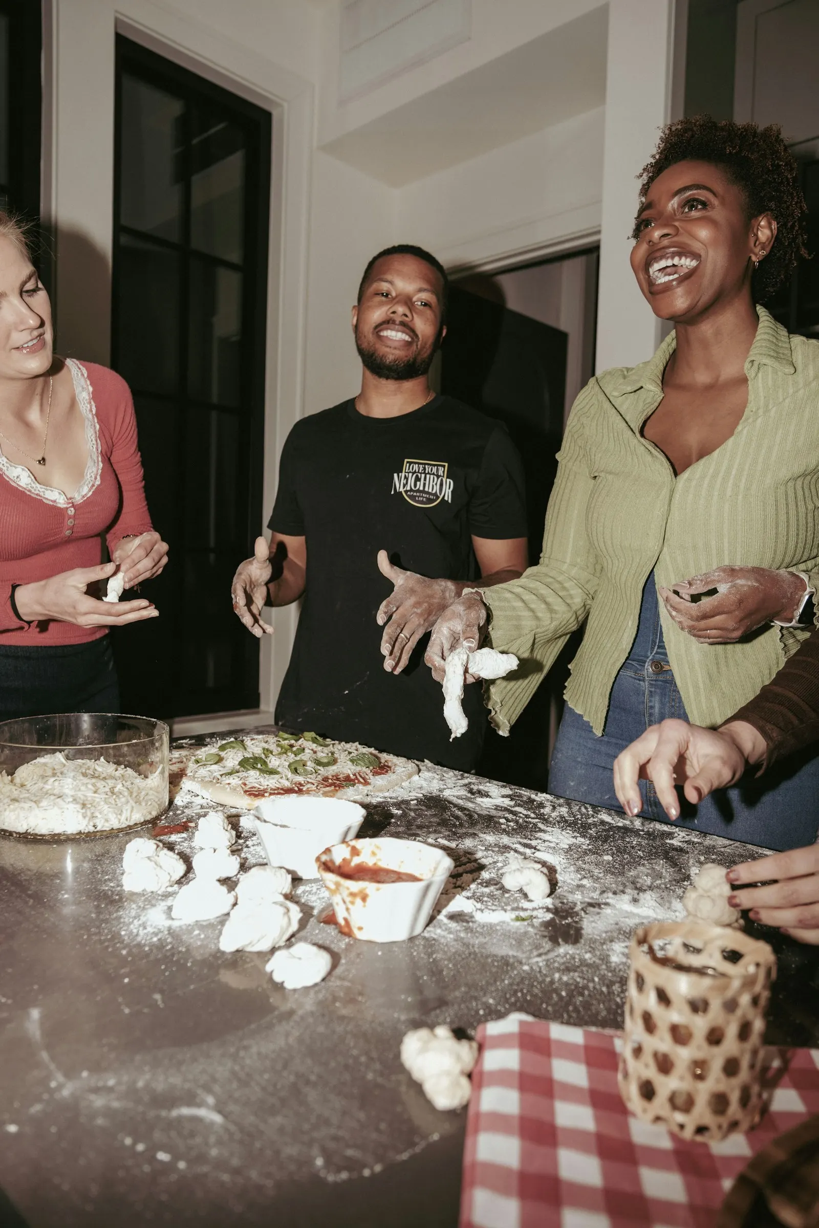 Amici che preparano la pizza insieme