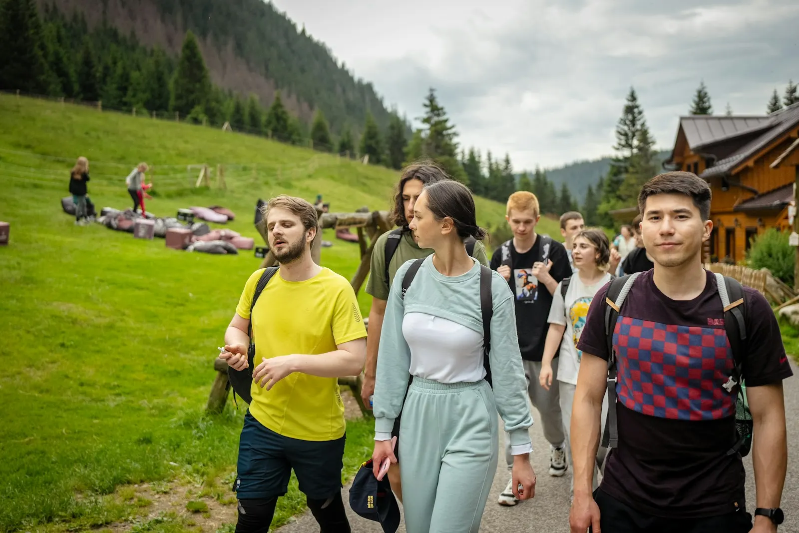 Eine Gruppe von Freunden beim Wandern
