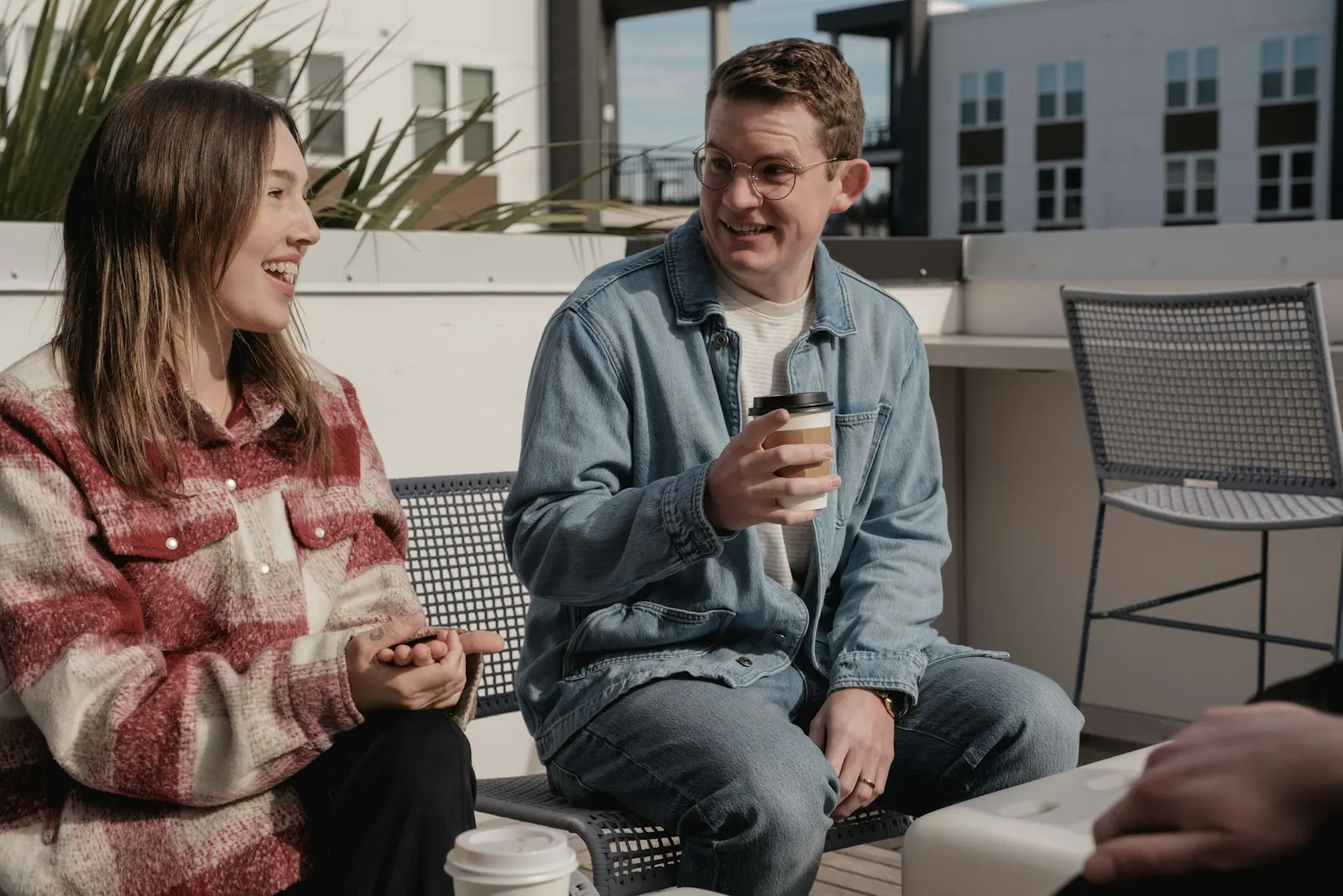 Dois vizinhos conversam à volta de um café